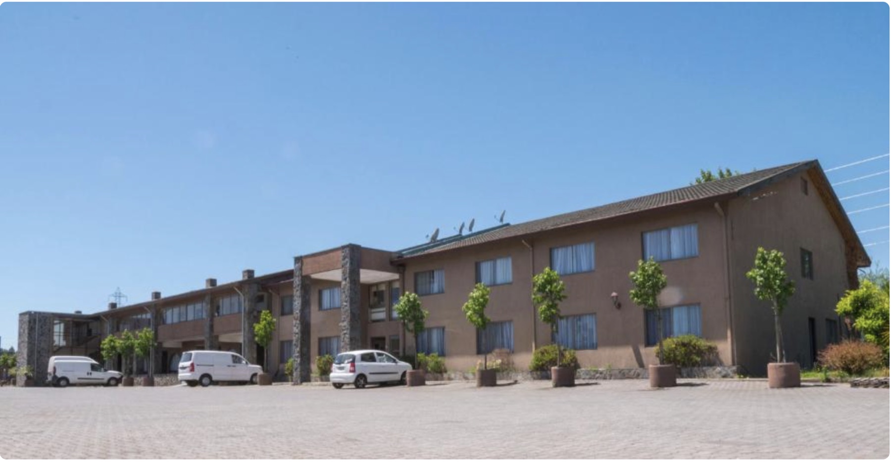 Econohotel building and parking area in Los Ángeles